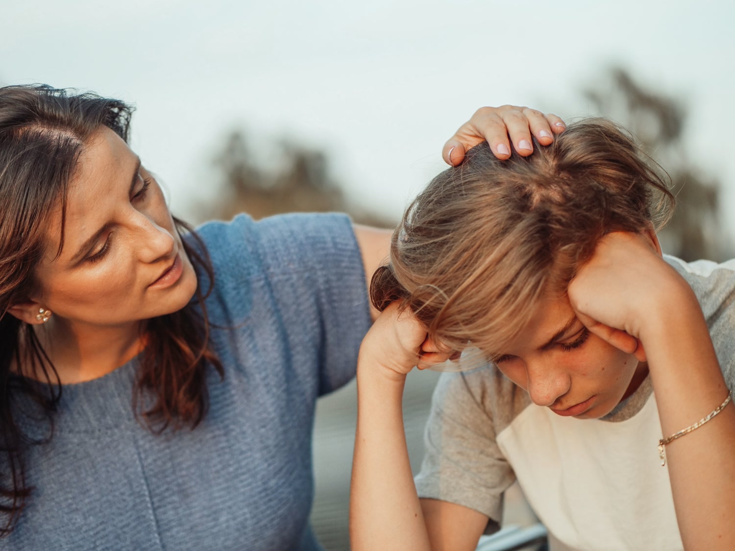 Eine Mutter tröstet ihren Sohn in einem unterstützenden Gespräch.