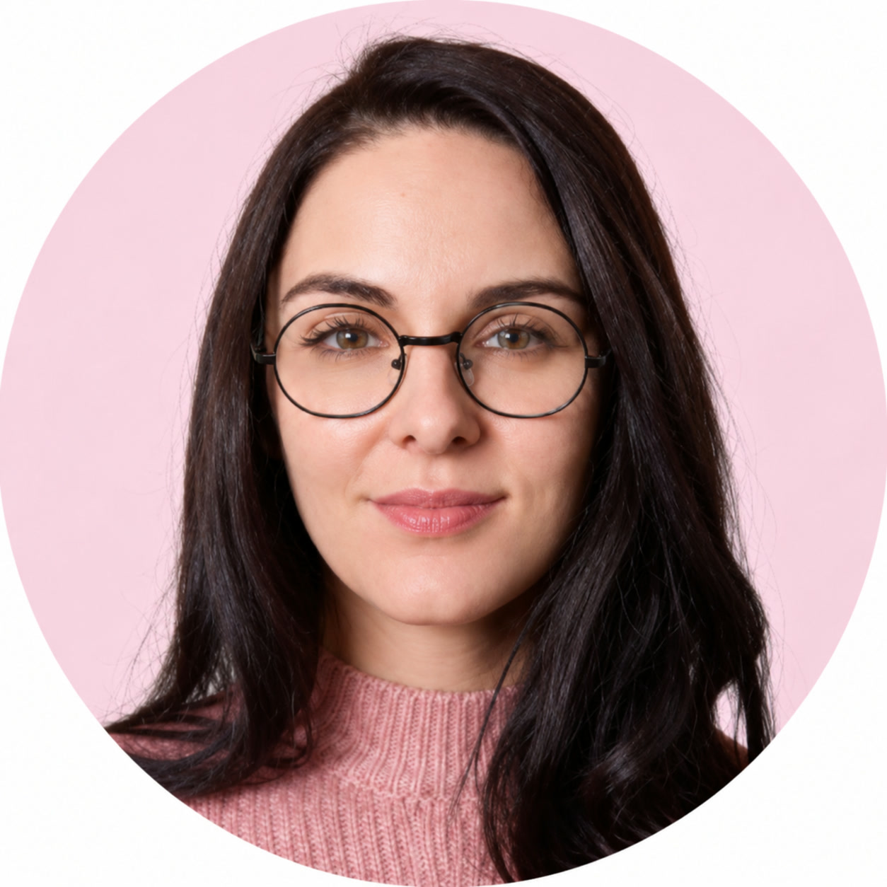 Porträt einer lächelnden Frau mit Brille.